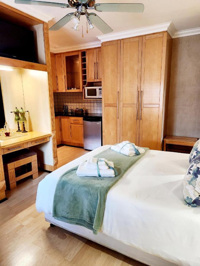 The Wooden Leg Guesthouse Kleinmond Eksteriør billede