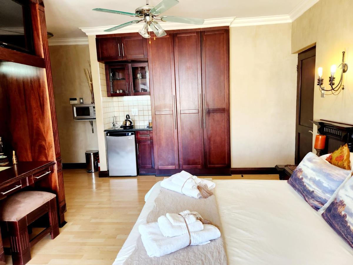 The Wooden Leg Guesthouse Kleinmond Eksteriør billede